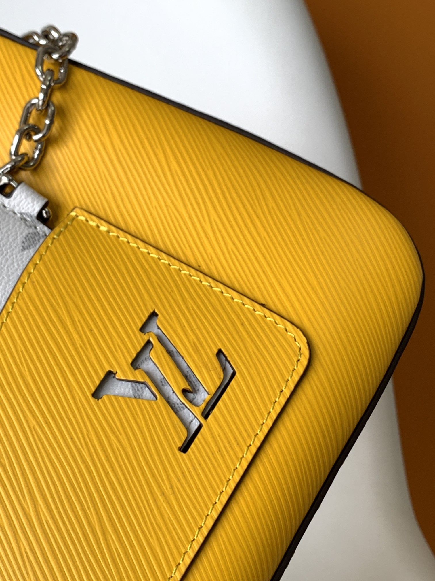 SunLuxe M59488 Golden Elegance Tote - Image 4