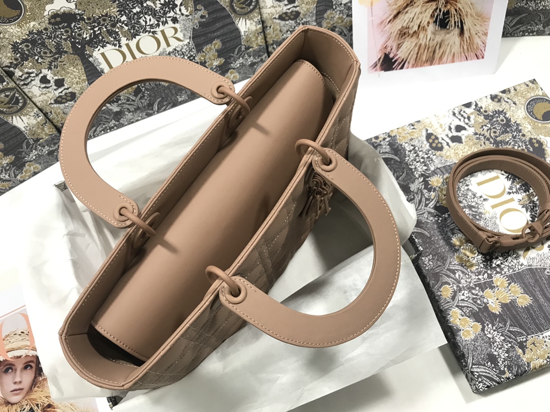 Elegant 7-Compartment Suede Cannage Style Flap Handbag for Women - Image 4