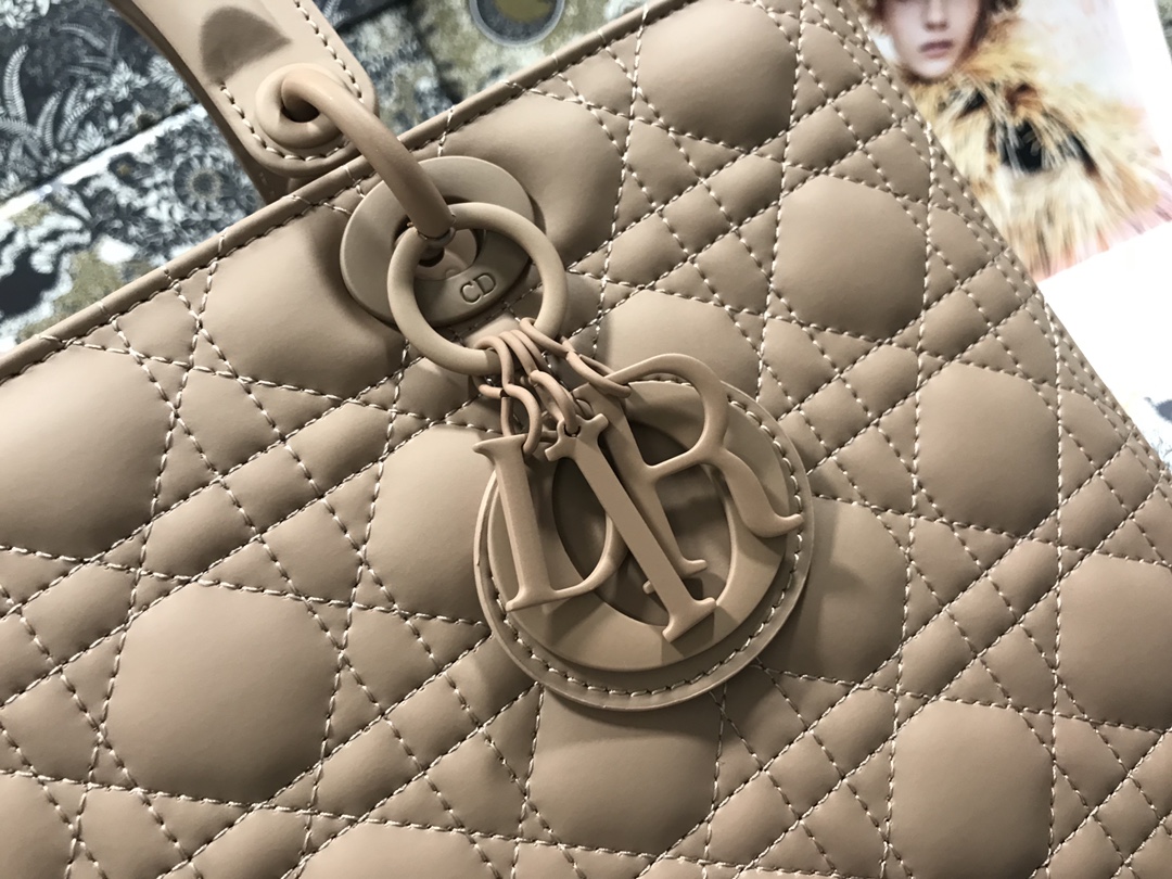 Elegant 7-Compartment Suede Cannage Style Flap Handbag for Women - Image 5