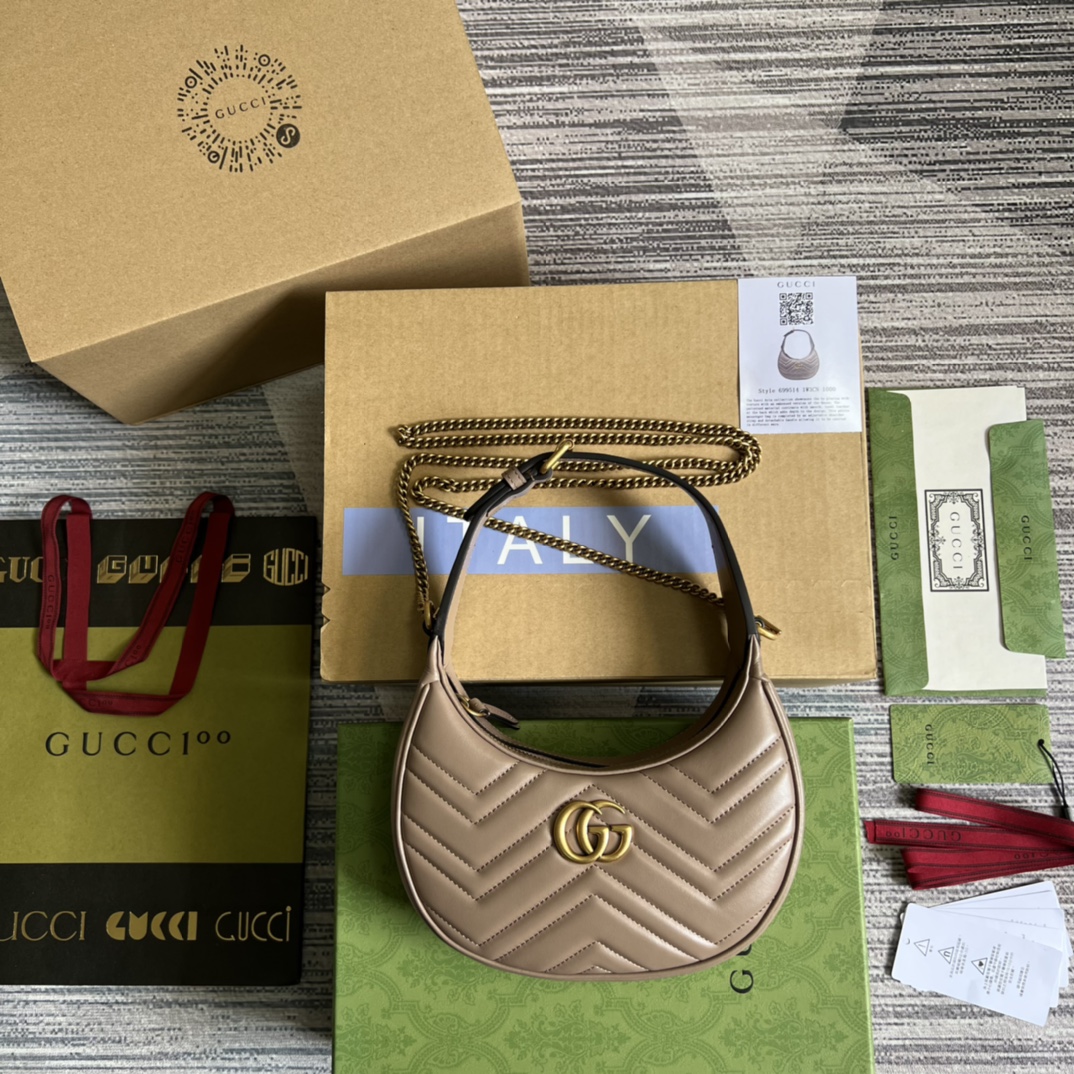 This mini handbag features a crescent-shaped silhouette and high-quality black leather, exuding a rich retro style.