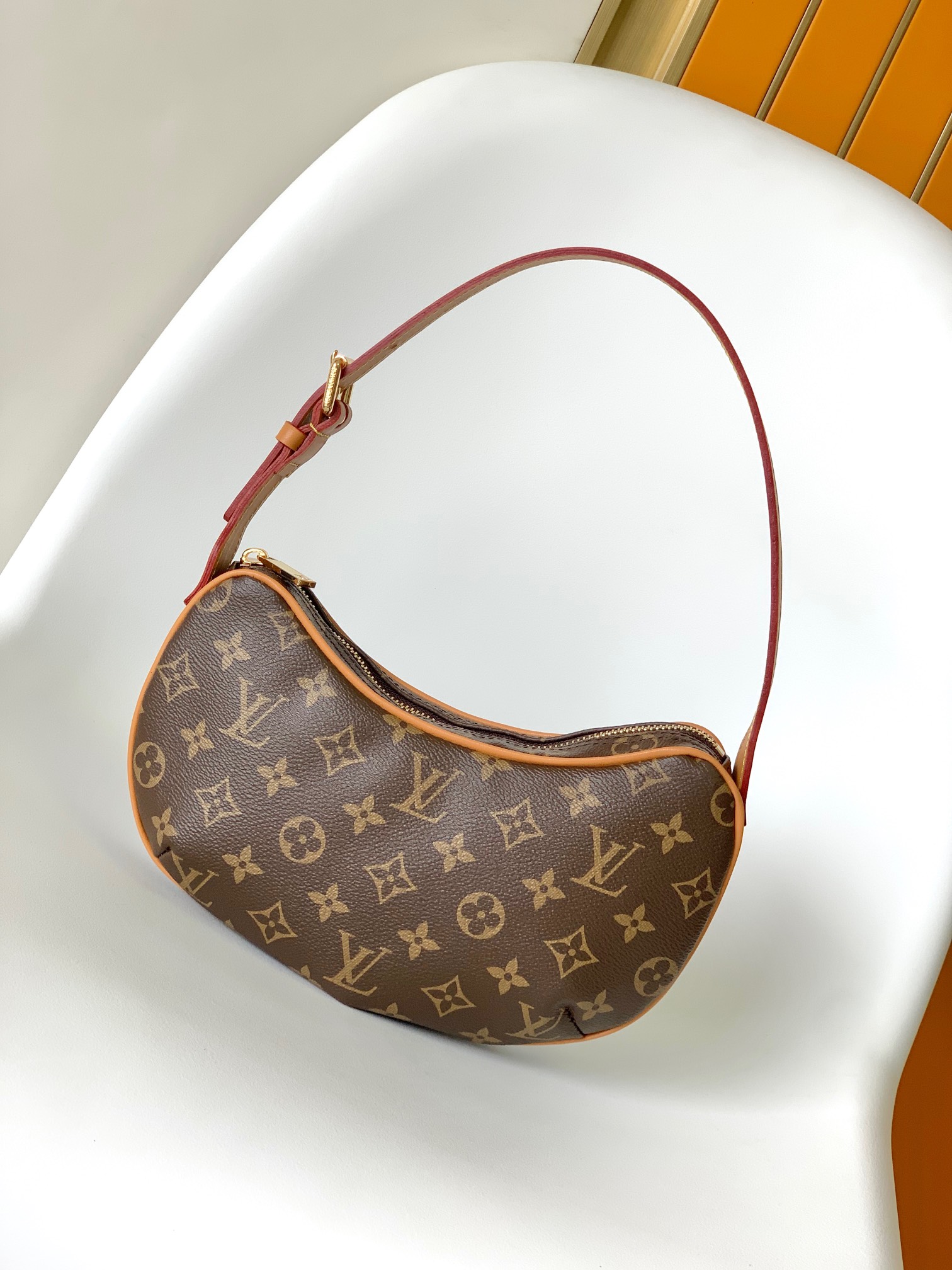 Pochette Croissant Style Shoulder Bag – Elegant Crescent Design for Women