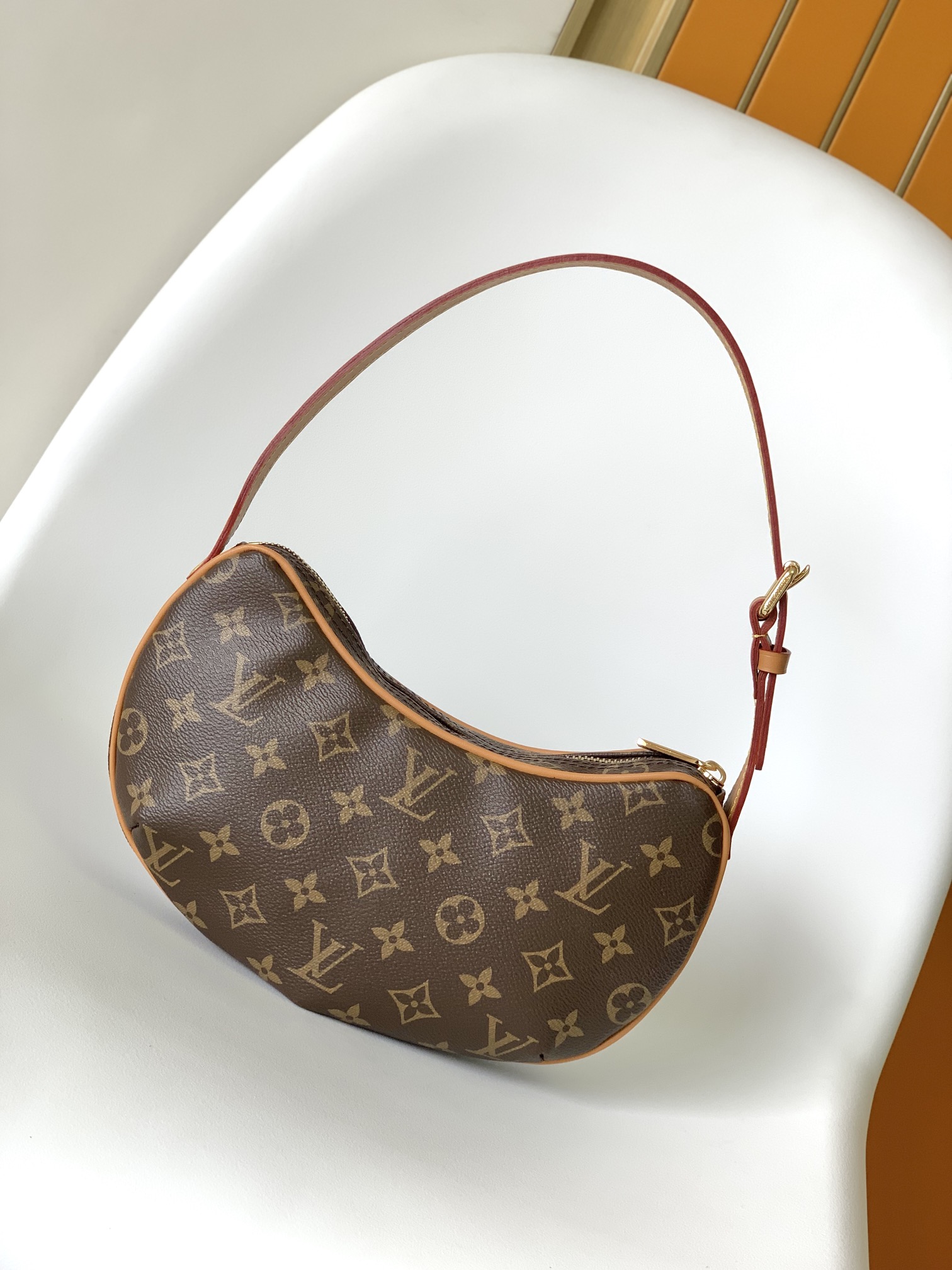 Pochette Croissant Style Shoulder Bag – Elegant Crescent Design for Women - Image 3