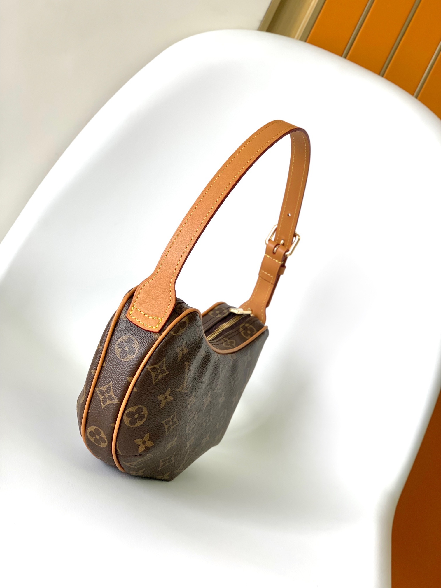 Pochette Croissant Style Shoulder Bag – Elegant Crescent Design for Women - Image 2