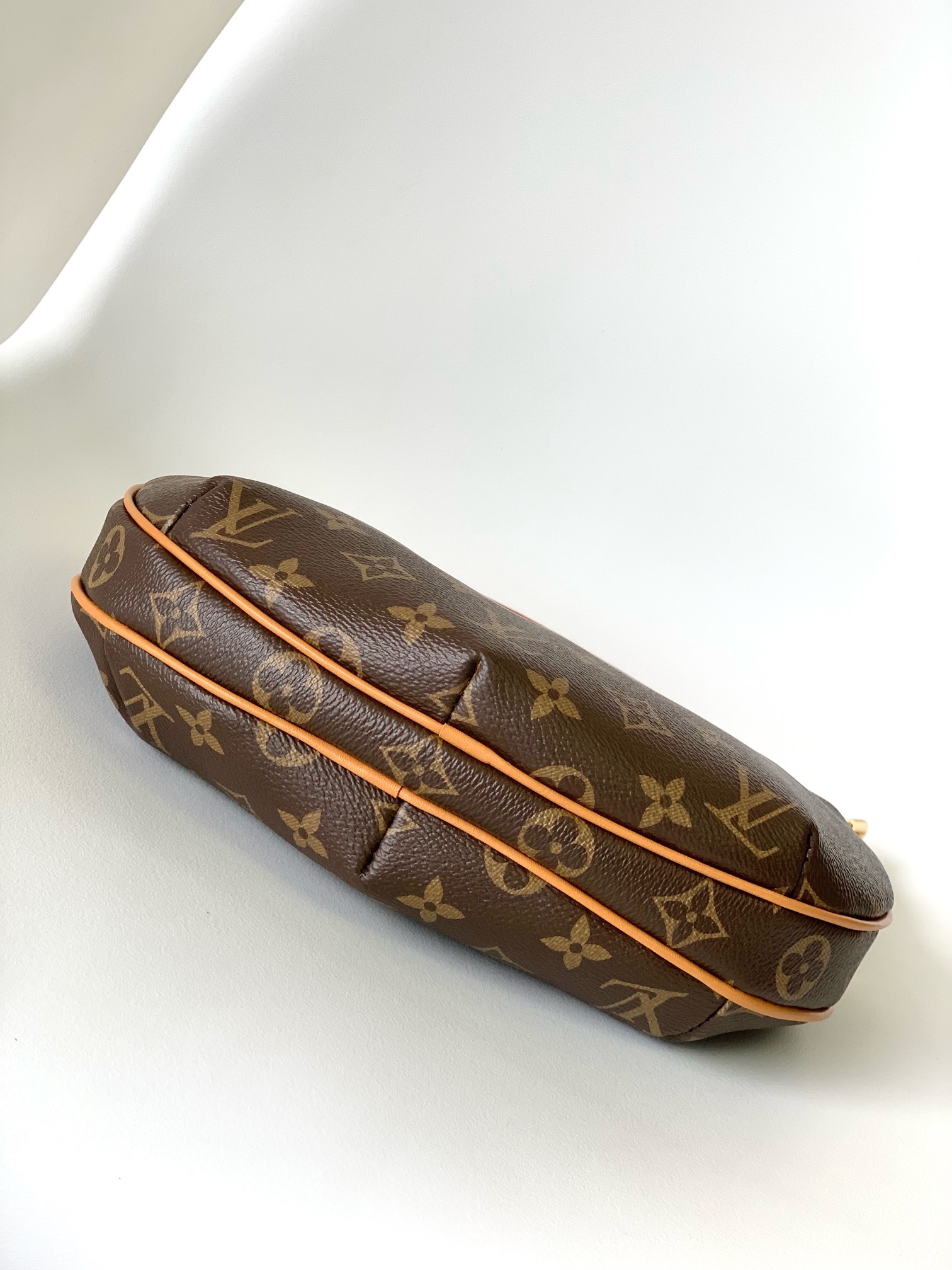 Pochette Croissant Style Shoulder Bag – Elegant Crescent Design for Women - Image 4