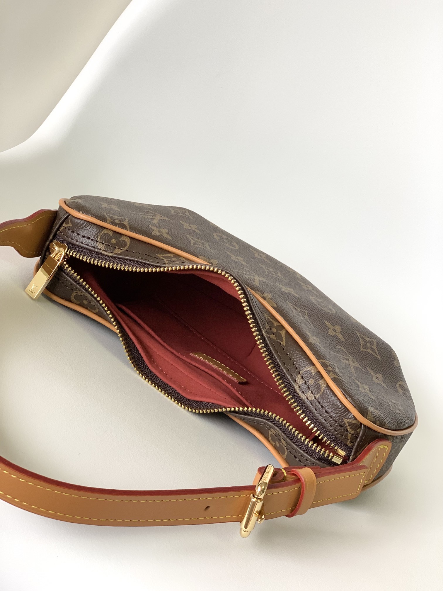 Pochette Croissant Style Shoulder Bag – Elegant Crescent Design for Women - Image 5
