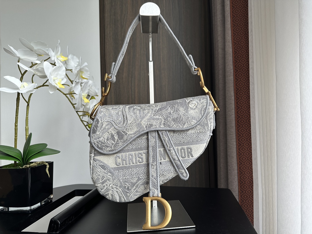 Gray Tiger Embroidered Chunky Knit Saddle Bag – Premium Fashion Edition