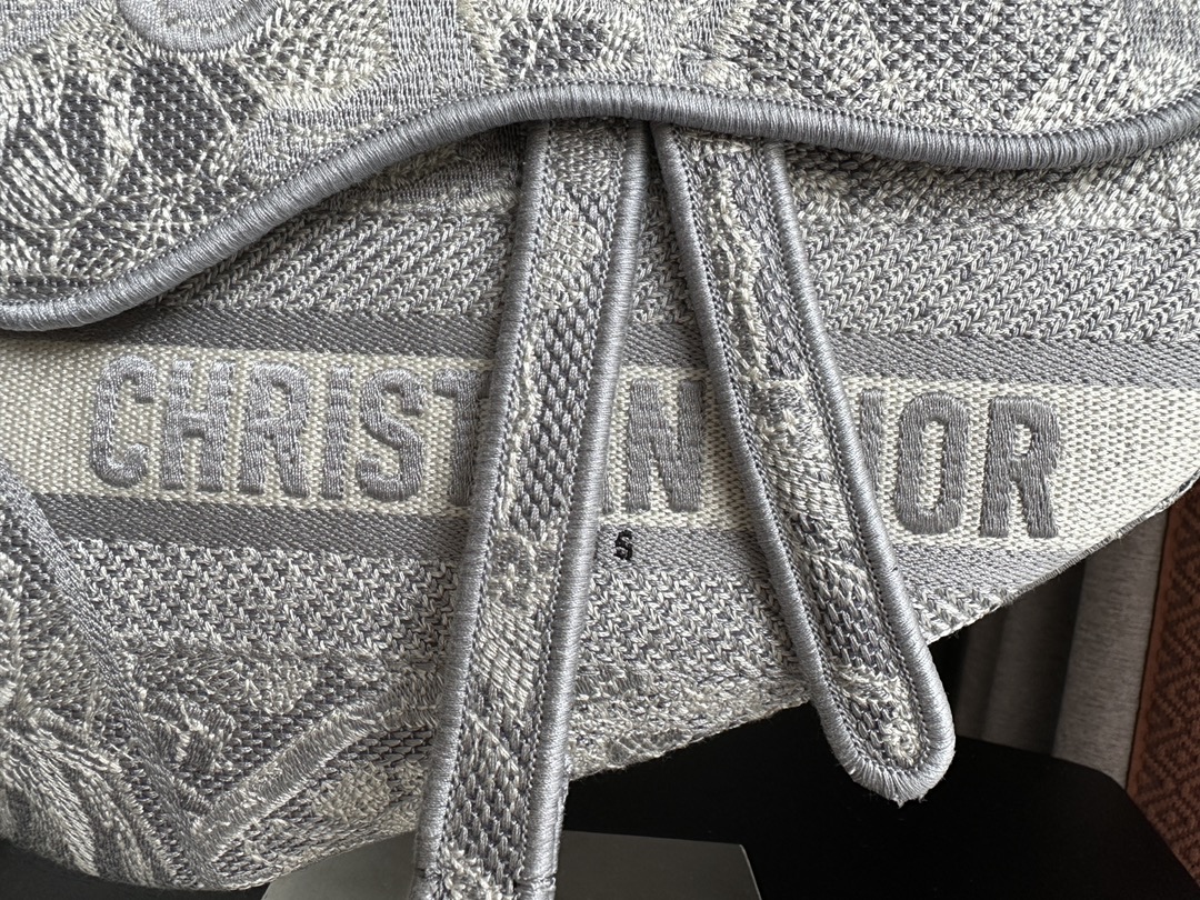 Gray Tiger Embroidered Chunky Knit Saddle Bag – Premium Fashion Edition - Image 9