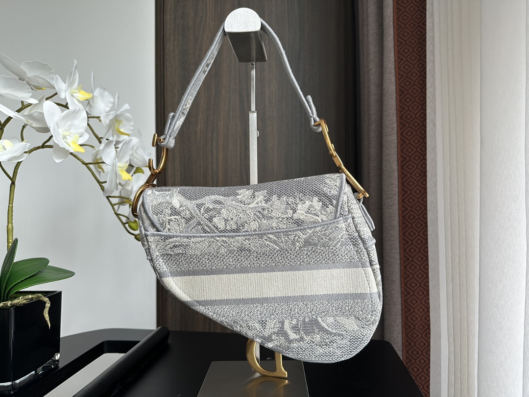 Gray Tiger Embroidered Chunky Knit Saddle Bag – Premium Fashion Edition - Image 5