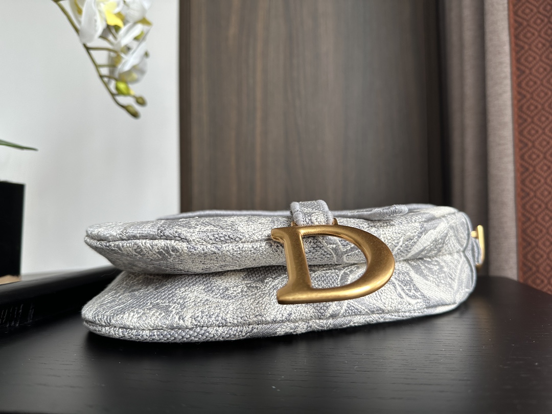 Gray Tiger Embroidered Chunky Knit Saddle Bag – Premium Fashion Edition - Image 4