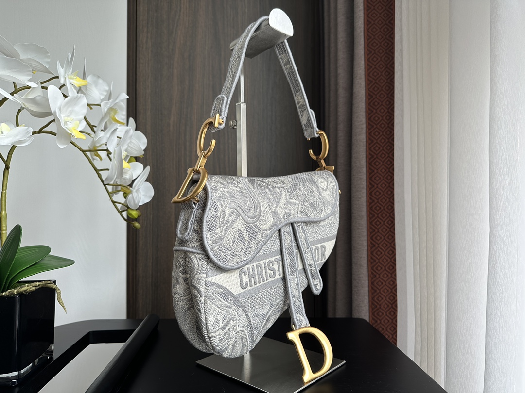 Gray Tiger Embroidered Chunky Knit Saddle Bag – Premium Fashion Edition - Image 6