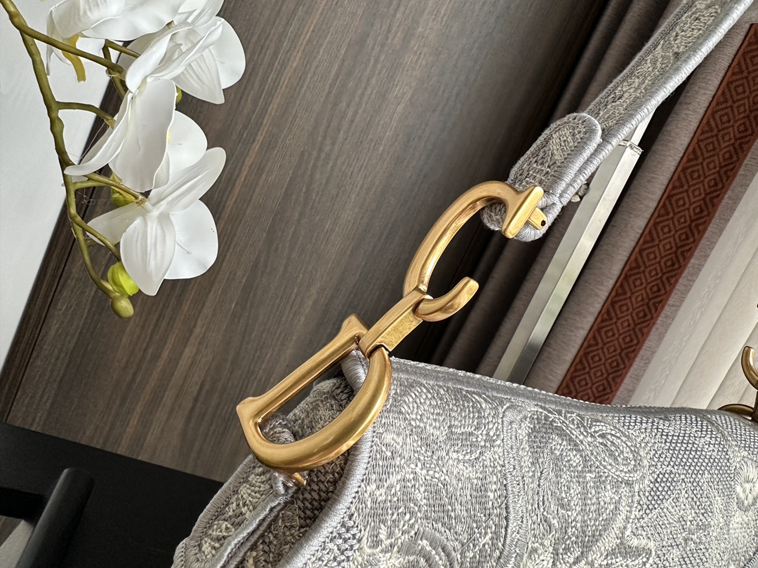 Gray Tiger Embroidered Chunky Knit Saddle Bag – Premium Fashion Edition - Image 7