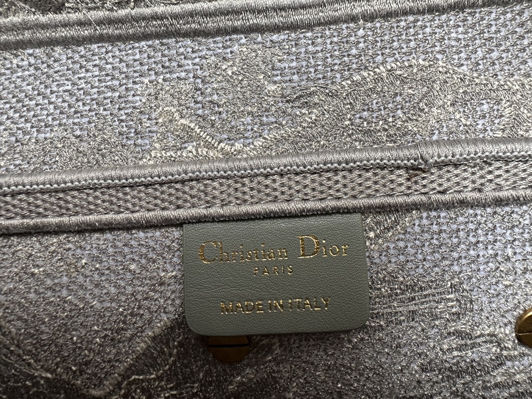 Gray Tiger Embroidered Chunky Knit Saddle Bag – Premium Fashion Edition - Image 2