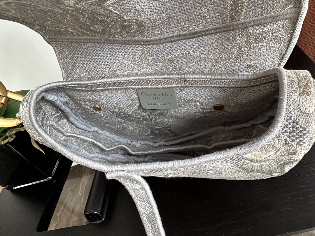 Gray Tiger Embroidered Chunky Knit Saddle Bag – Premium Fashion Edition - Image 3
