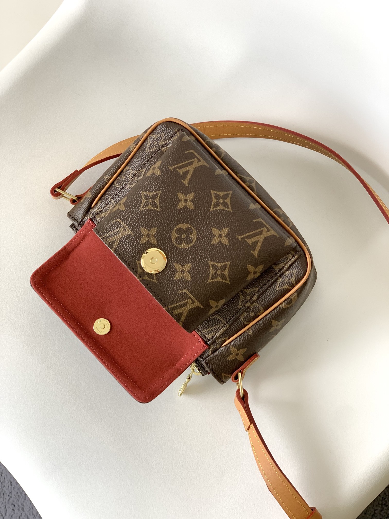M51165 Premium Small Square Shoulder Bag for Women – Elegant Compact Handbag - Image 5