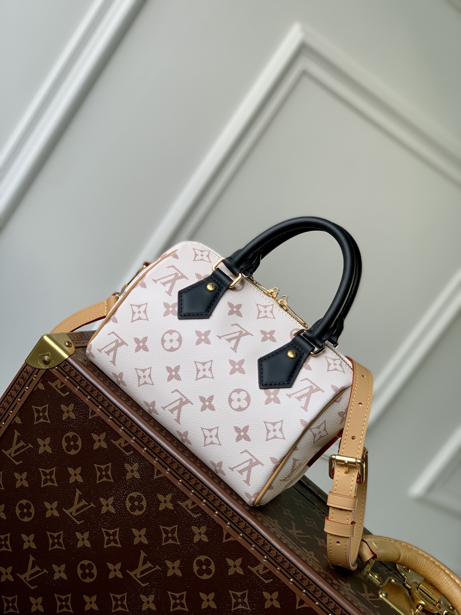 M46906 Elegant White Floral Print Designer-Inspired Women's Handbag - Image 2