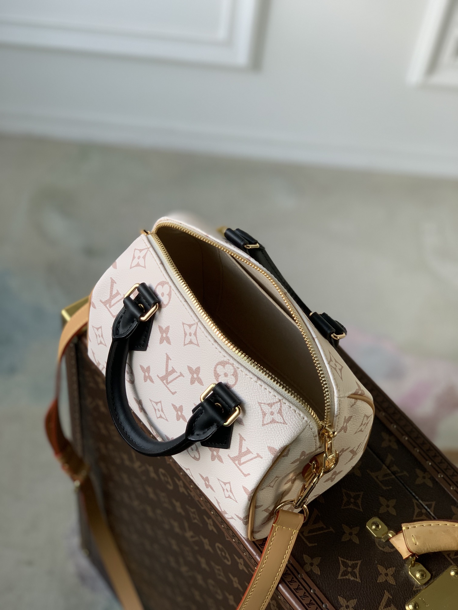M46906 Elegant White Floral Print Designer-Inspired Women's Handbag - Image 5