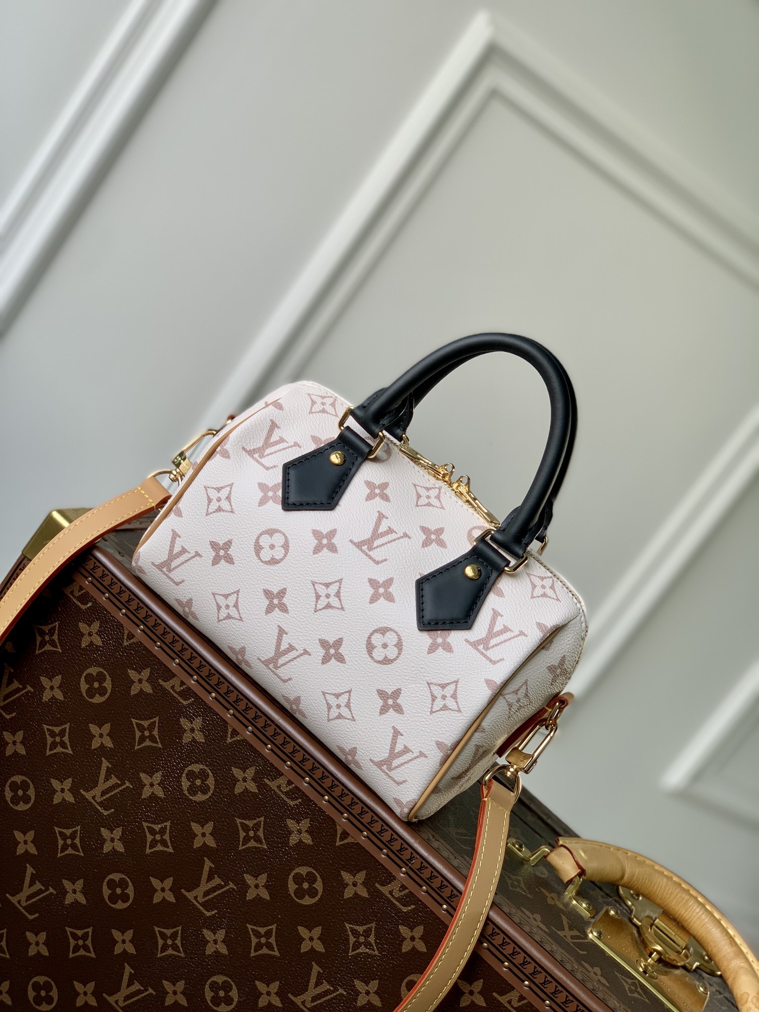 M46906 Elegant White Floral Print Designer-Inspired Women's Handbag