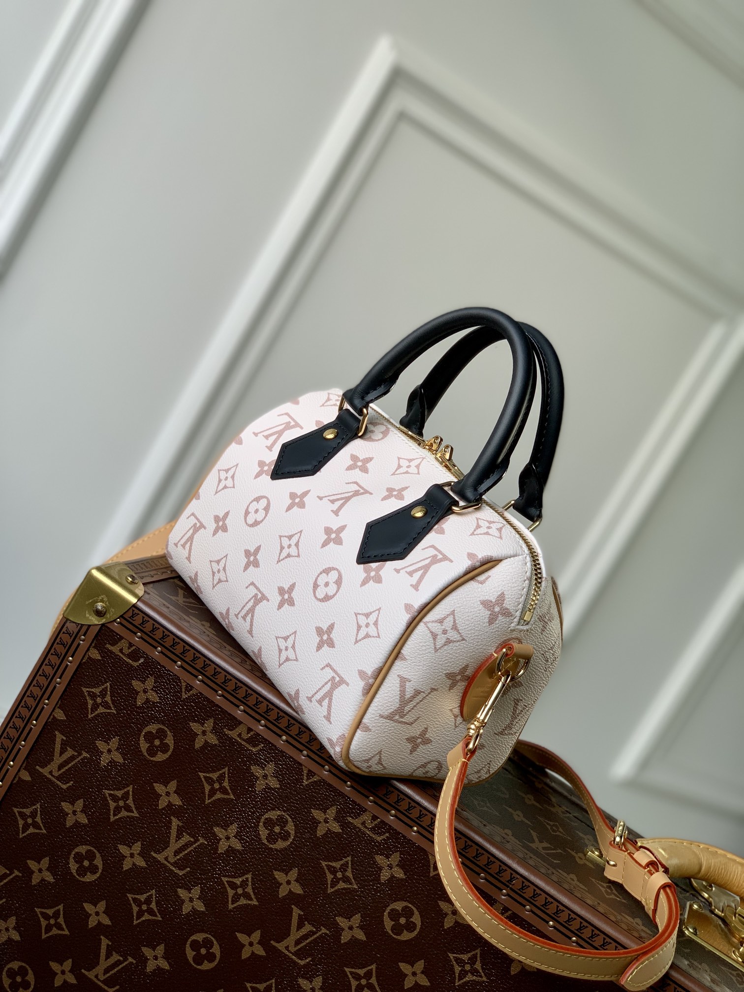 M46906 Elegant White Floral Print Designer-Inspired Women's Handbag - Image 3