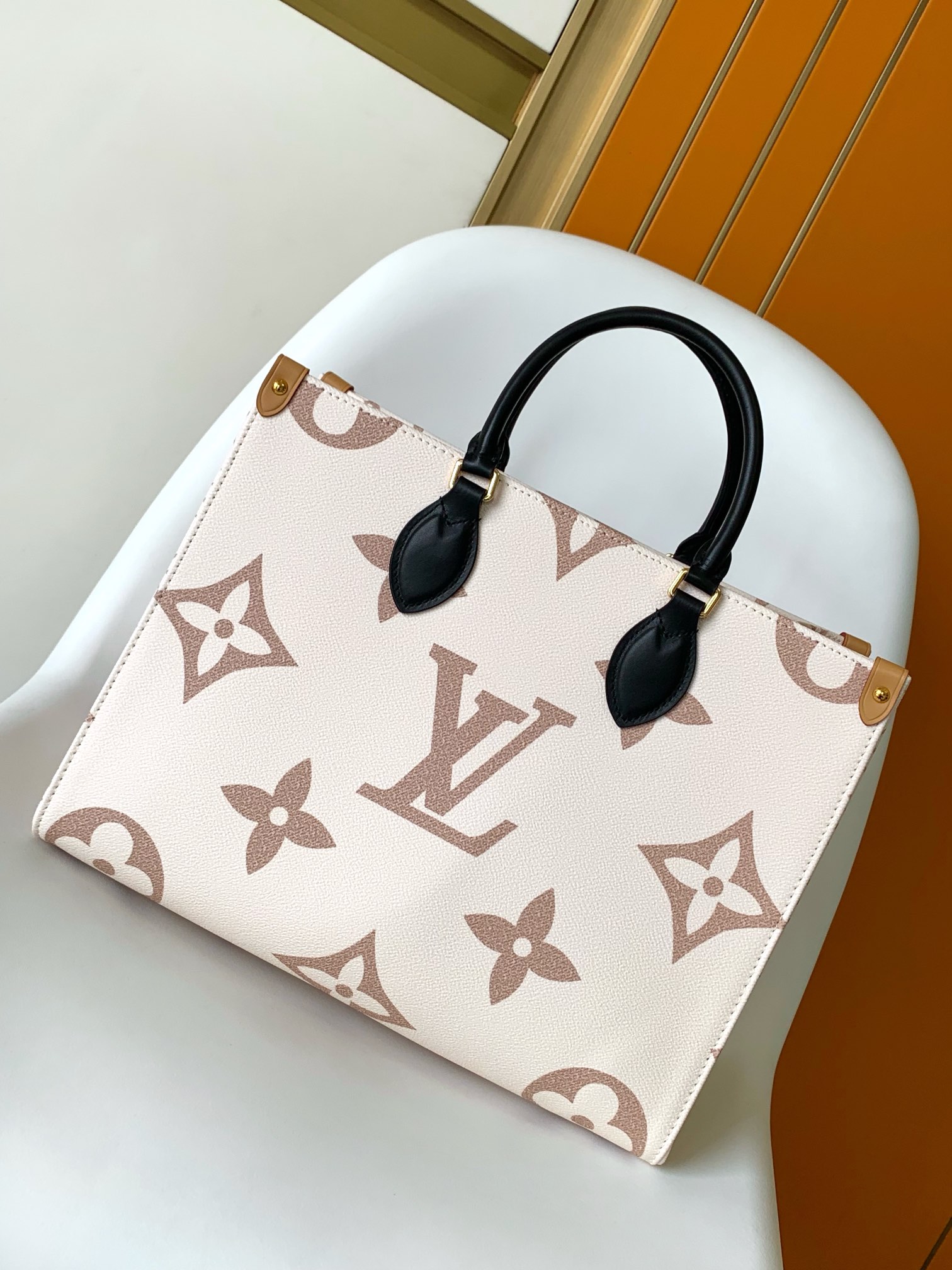 Élan Voyager Luxe Medium Tote
