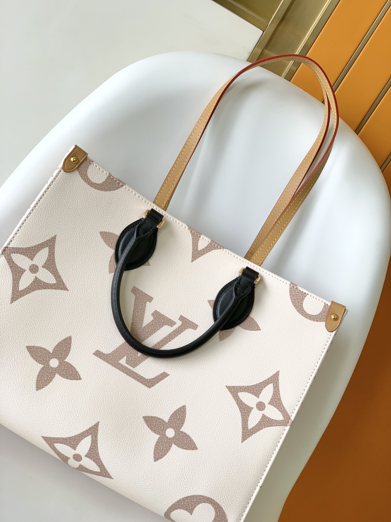 Élan Voyager Luxe Medium Tote - Image 3