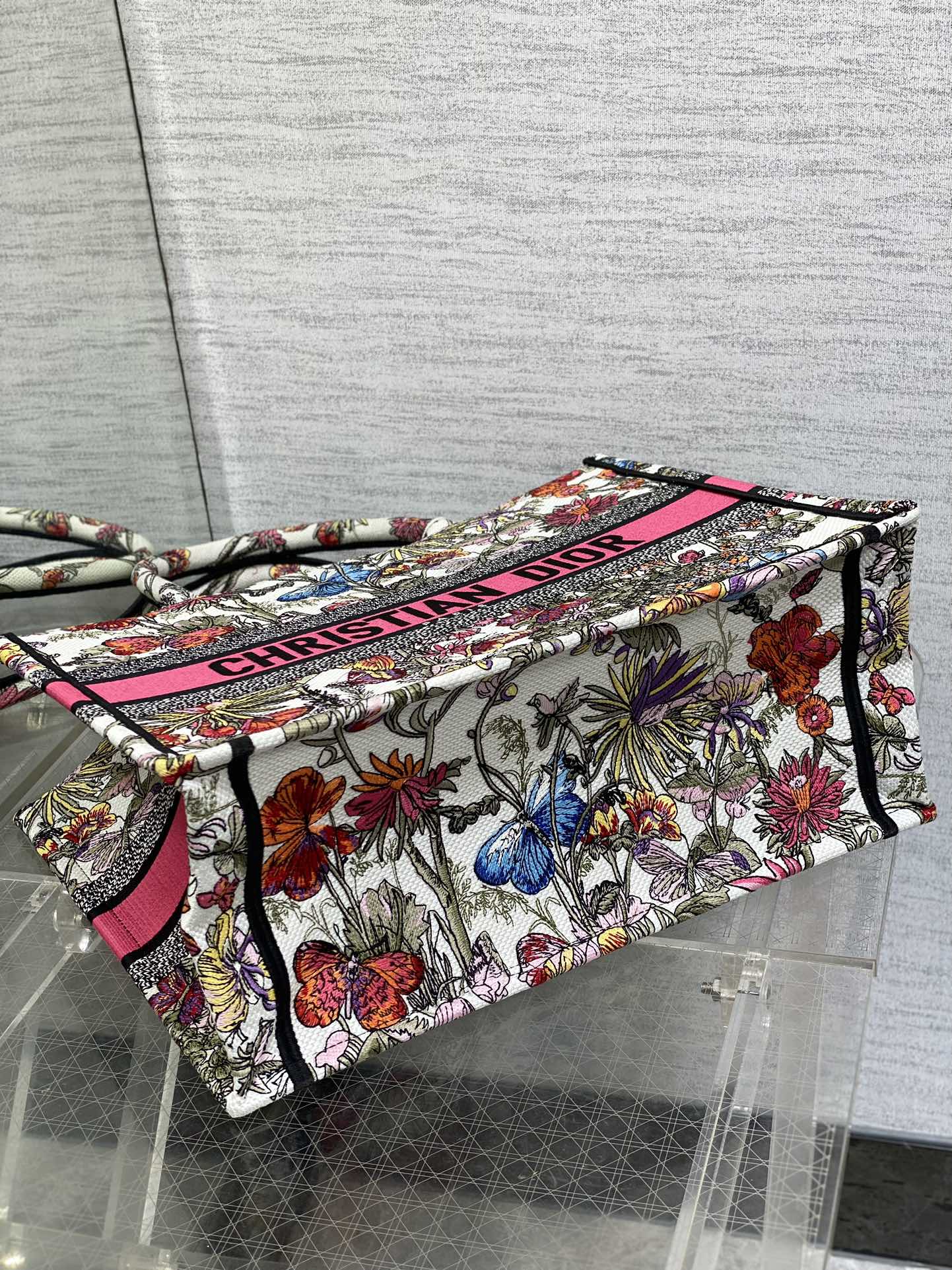 The latest butterfly series medium tote bag - Image 4