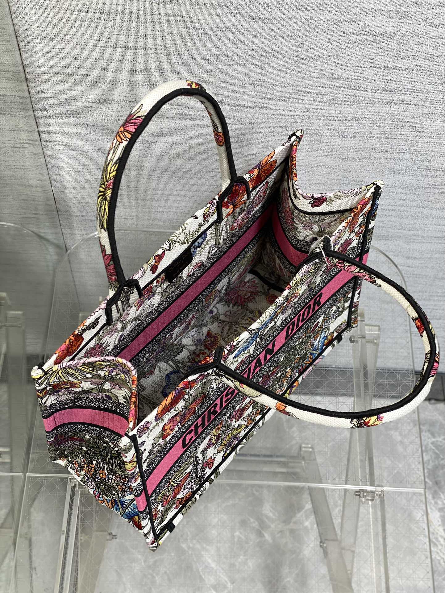The latest butterfly series medium tote bag - Image 3