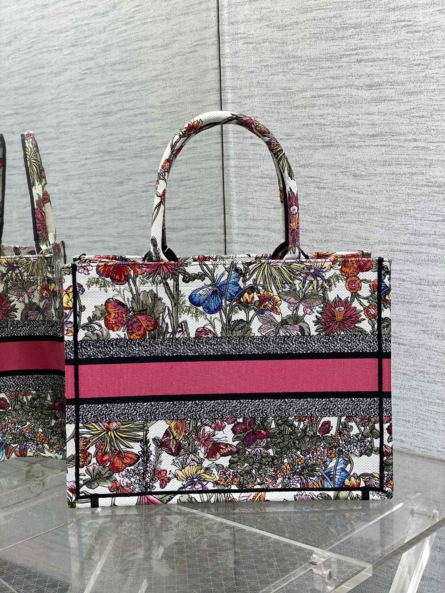 The latest butterfly series medium tote bag - Image 7