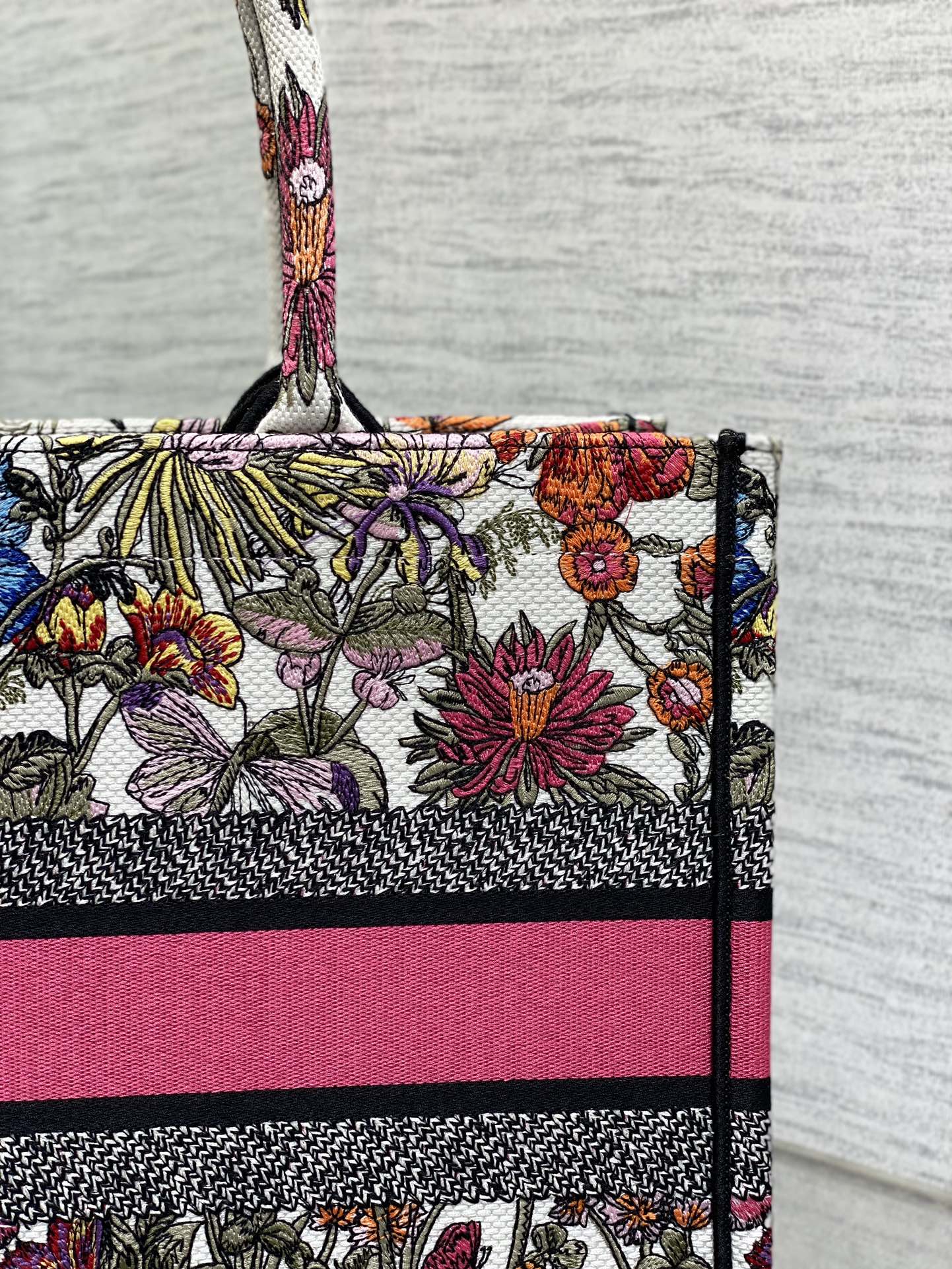 The latest butterfly series medium tote bag - Image 6