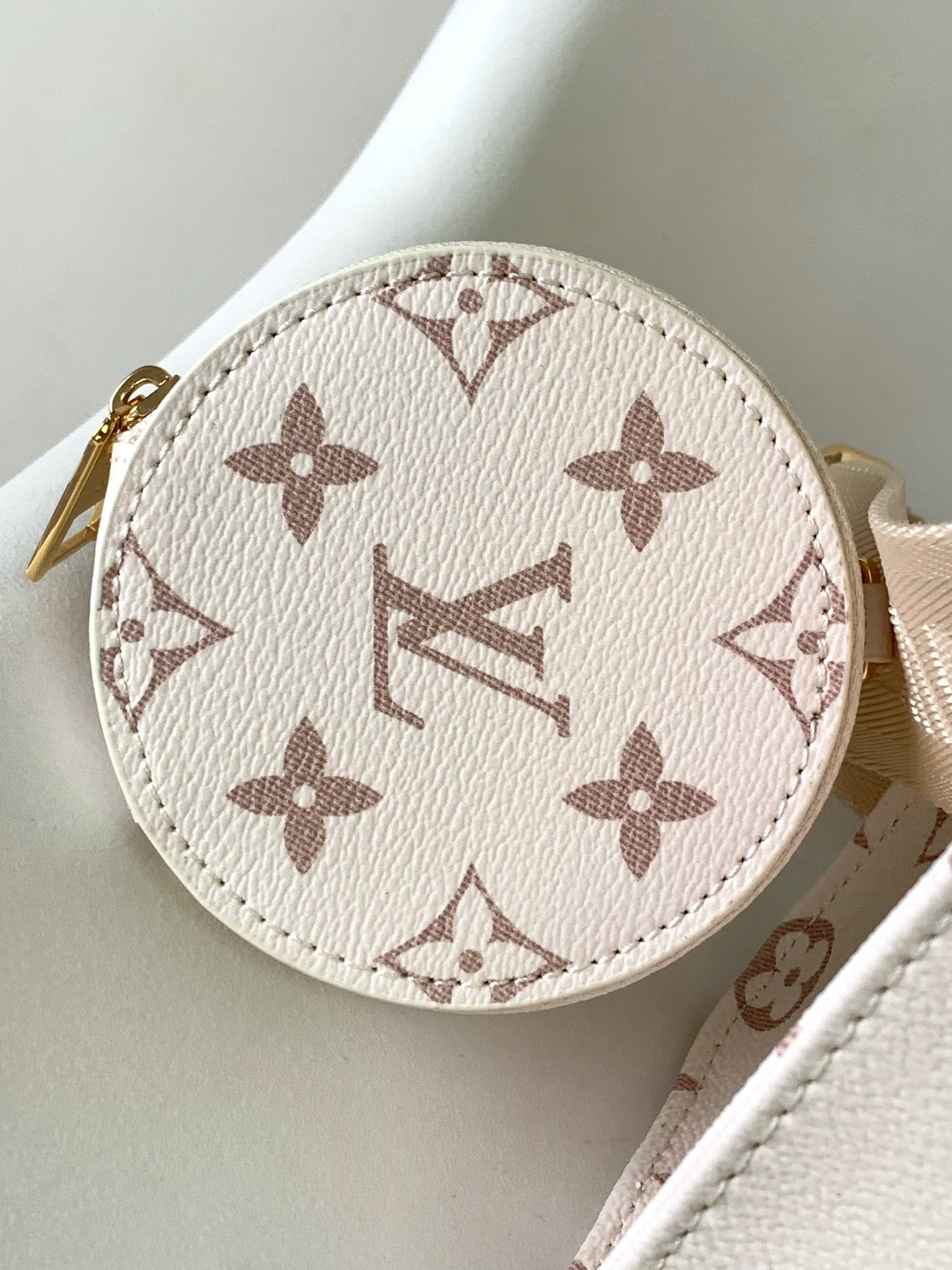M22976 Premium Luxury-Inspired Women’s Handbag – Elegant Fashion Shoulder Bag - Image 3