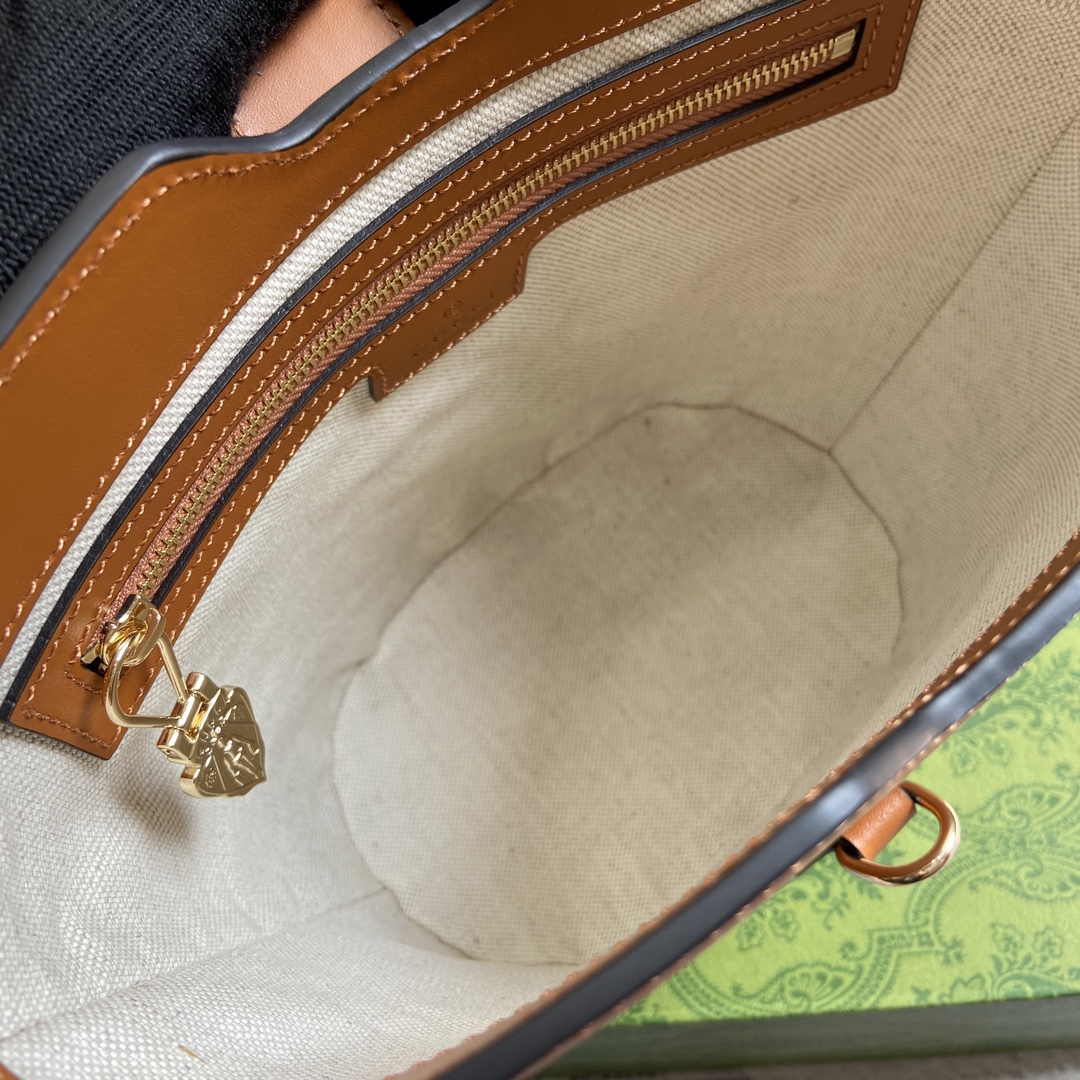 This mini bucket shoulder bag is crafted from classic - Image 3