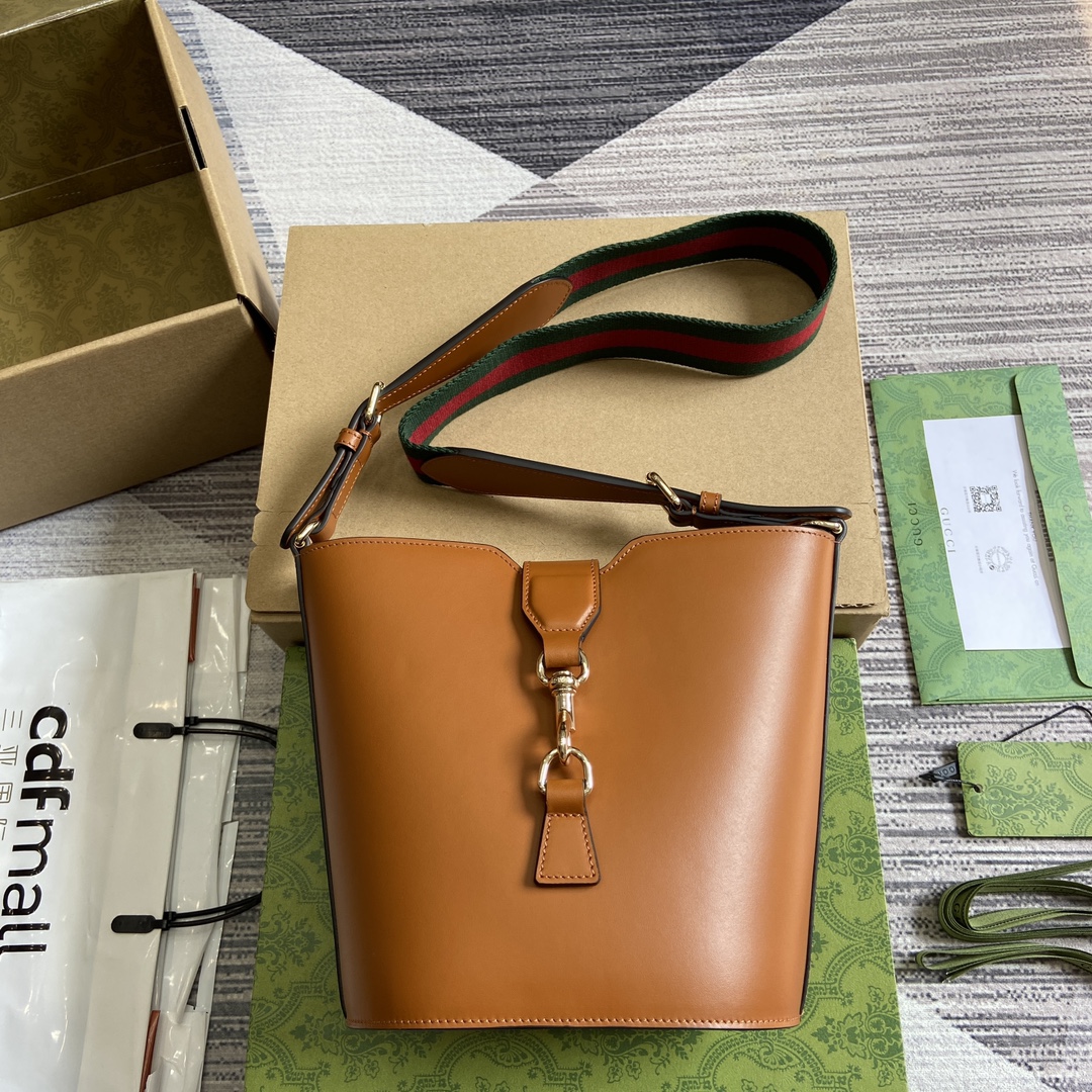 This mini bucket shoulder bag is crafted from classic - Image 4