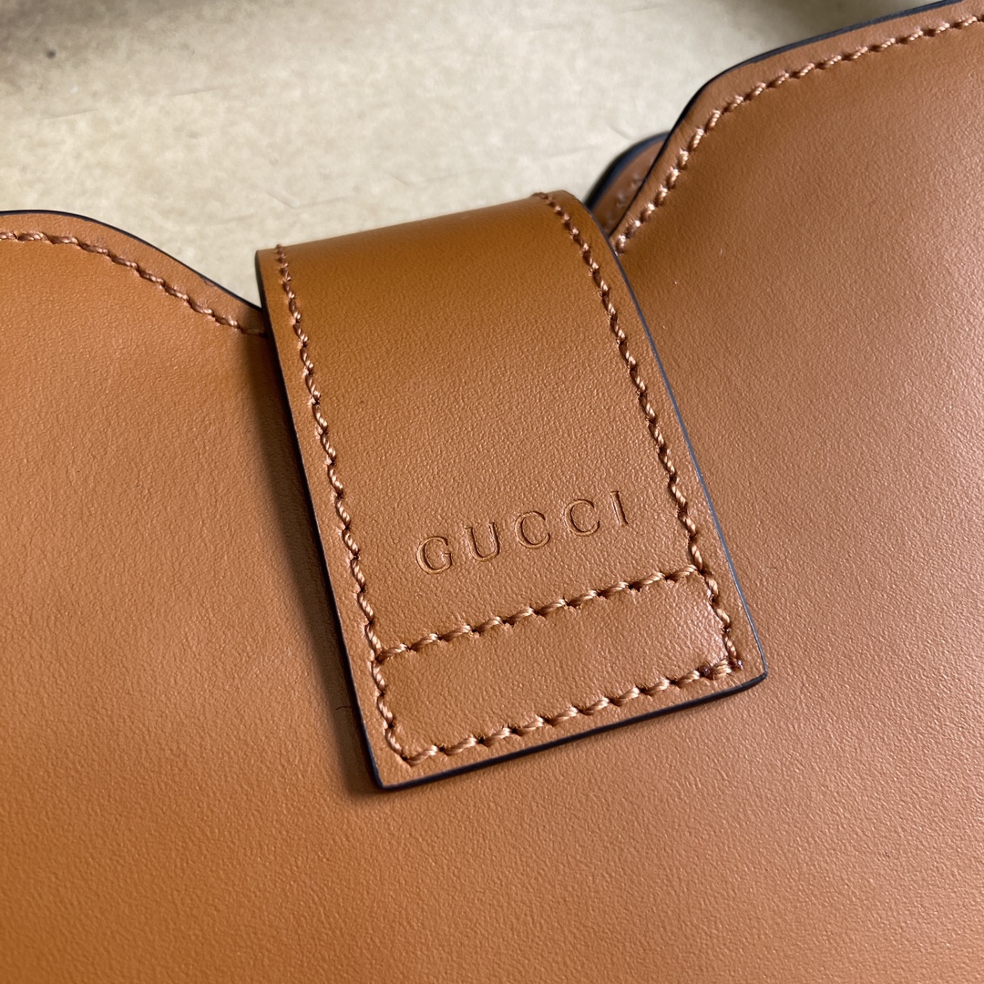This mini bucket shoulder bag is crafted from classic - Image 2