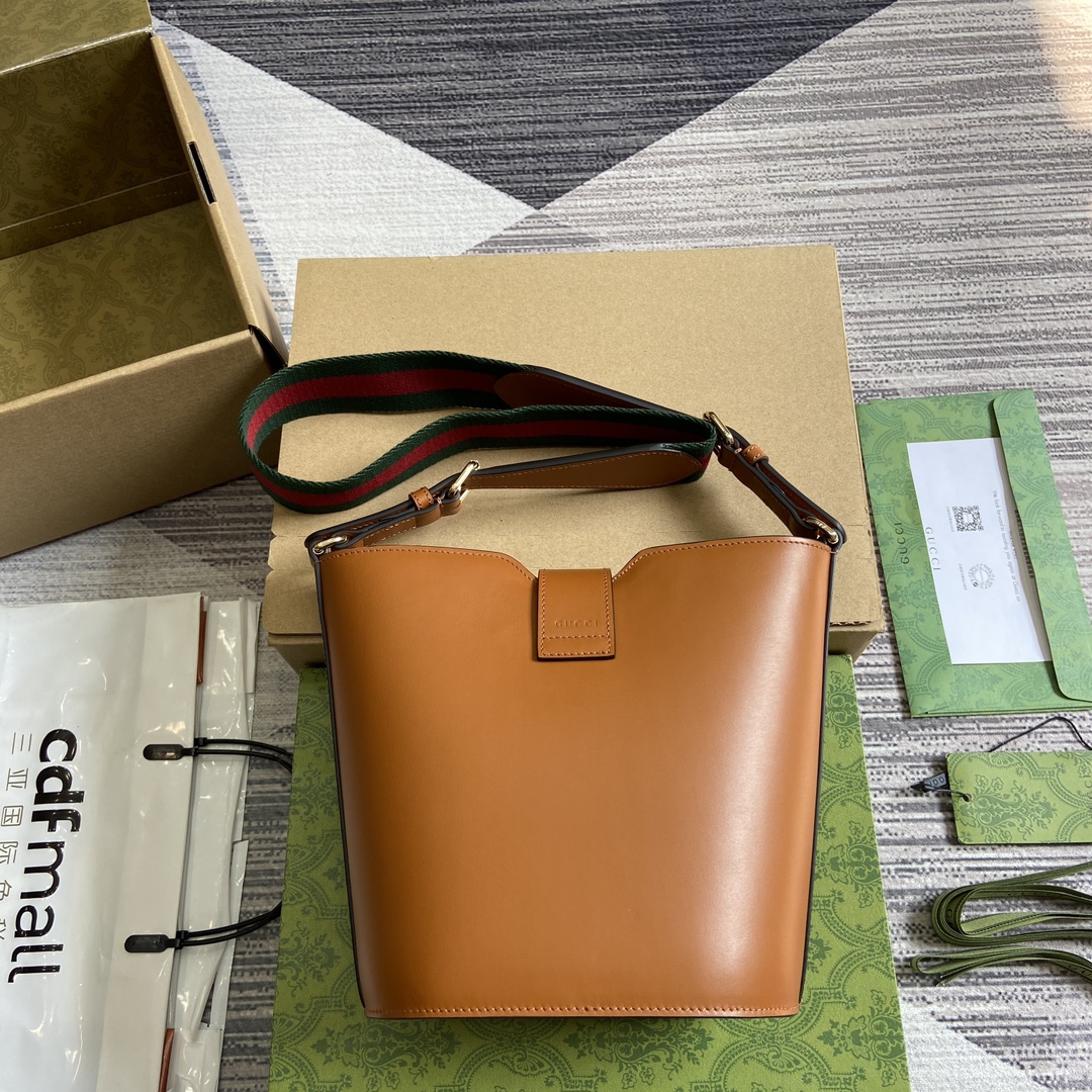 This mini bucket shoulder bag is crafted from classic - Image 5