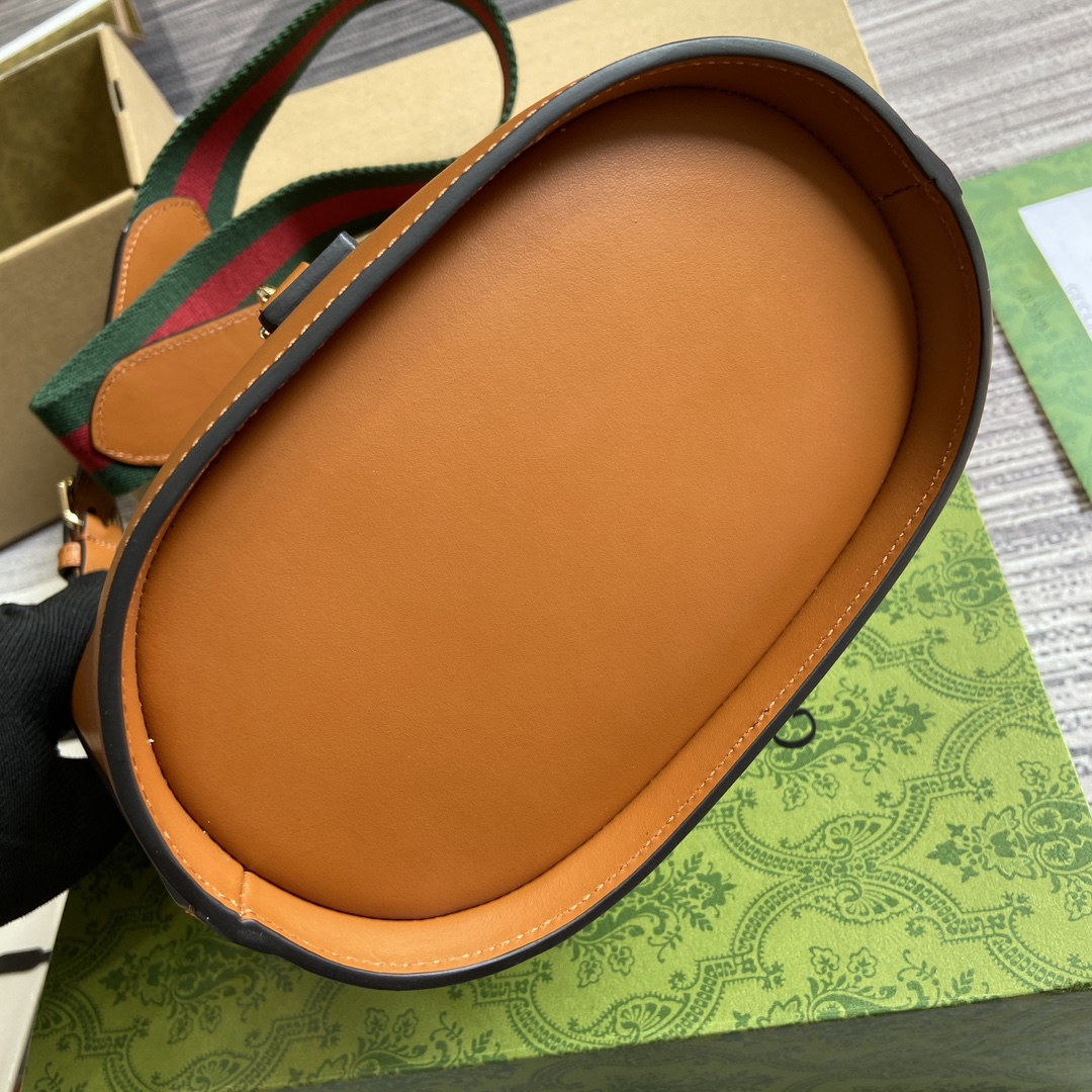 This mini bucket shoulder bag is crafted from classic - Image 6