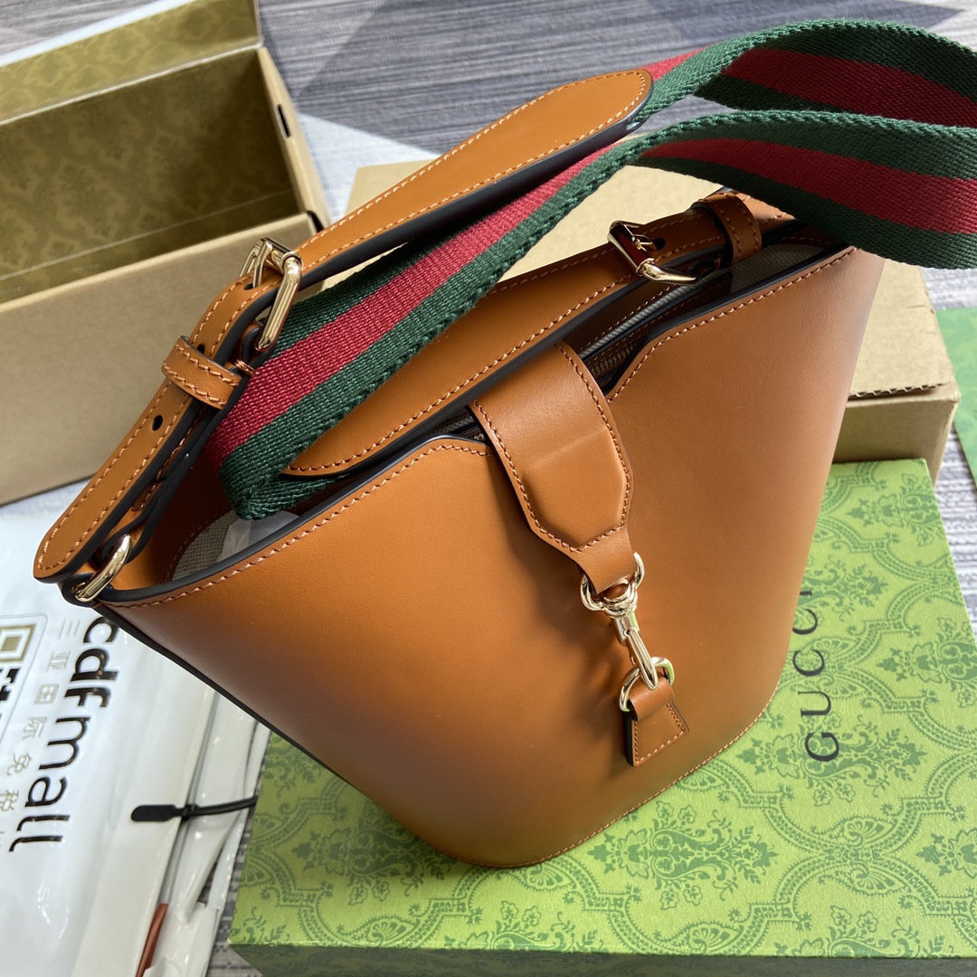 This mini bucket shoulder bag is crafted from classic - Image 8